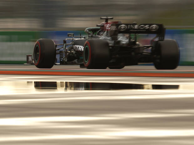 Lewis Hamilton (Mercedes W12) im Qualifying zum Formel-1-Rennen von Russland in Sotschi 2021