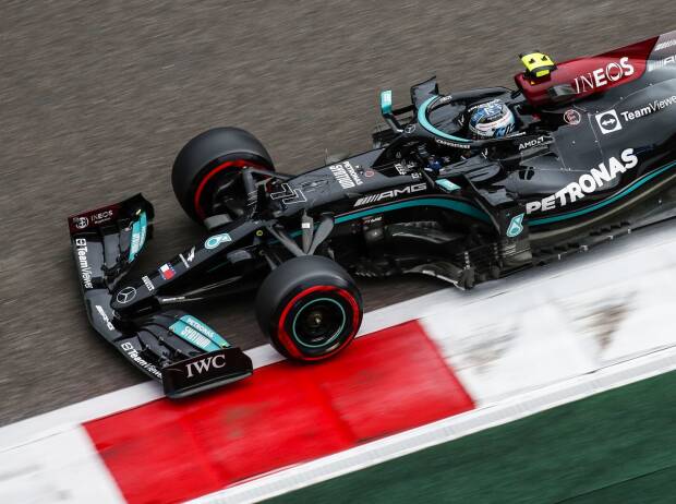 Valtteri Bottas im Mercedes W12 auf feuchter Strecke im Formel-1-Qualifying zum Russland-Grand-Prix 2021 in Sotschi
