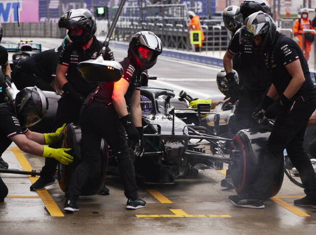 Lewis Hamiltons beschädigter Mercedes W12 beim Qualifying zum Formel-1-Rennen von Russland in Sotschi 2021