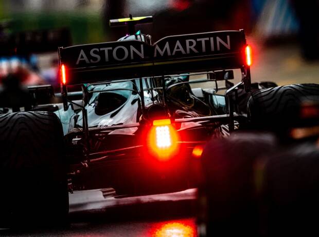 Sebastian Vettel im Aston Martin AMR21 in der Rückansicht mit leuchtender Hecklampe und Intermediates in der Boxengasse beim Russland-Grand-Prix 2021 in Sotschi