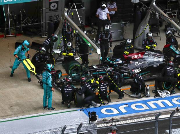 Valtteri Bottas beim Boxenstopp in Sotschi: Der entscheidende Reifenwechsel von Medium auf Intermediates bei einsetzendem Regen im Russland-Grand-Prix 2021 in Sotschi Valtteri Bottas beim Boxenstopp in Sotschi: Der entscheidende Reifenwechsel von Medium auf Intermediates bei einsetzendem Regen im Russland-Grand-Prix 2021 in Sotschi