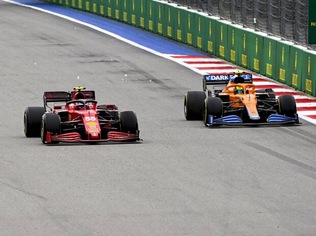 Carlos Sainz im Ferrari SF21 und Lando Norris im McLaren MCL35M beim Kampf um P1 im Grand Prix von Russland 2021 in Sotschi Carlos Sainz im Ferrari SF21 und Lando Norris im McLaren MCL35M beim Kampf um P1 im Grand Prix von Russland 2021 in Sotschi