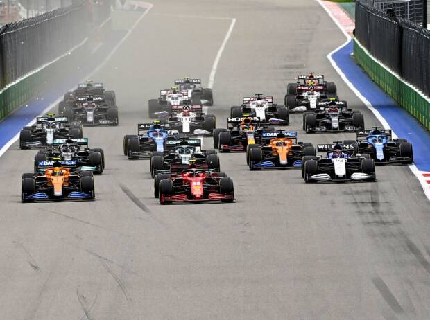 Formel-1-Start in Sotschi 2021: Vorne Lando Norris im McLaren und Carlos Sainz im Ferrari Formel-1-Start in Sotschi 2021: Vorne Lando Norris im McLaren und Carlos Sainz im Ferrari