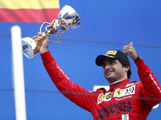 Carlos Sainz (Ferrari) feiert seinen Podestplatz in Sotschi Carlos Sainz (Ferrari) feiert seinen Podestplatz in Sotschi