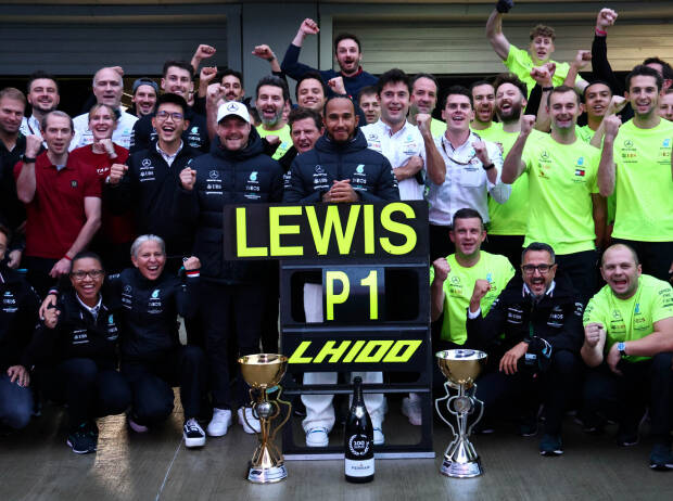 Die Mercedes-Crew feiert den 100. Formel-1-Sieg von Lewis Hamilton