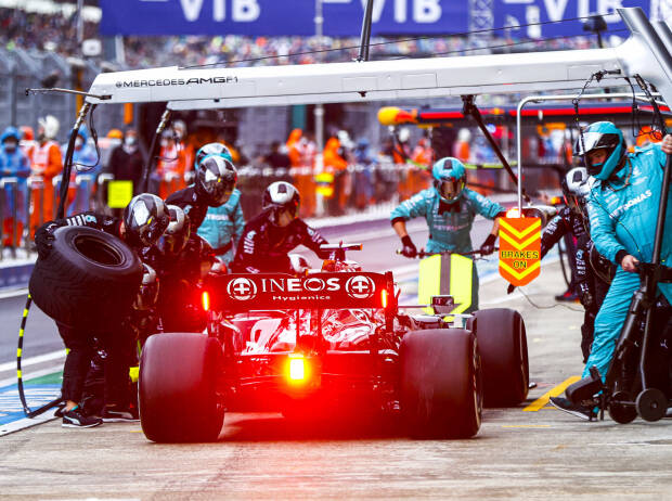 Lewis Hamilton (Mercedes W12) beim Boxenstopp während des Formel-1-Rennens von Russland in Sotschi 2021