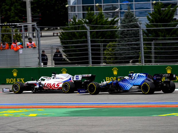 Nikita Masepin (Haas VF-21) vor Nicholas Latifi (Williams FW43B) beim Formel-1-Rennen von Russland in Sotschi 2021 Nikita Masepin (Haas VF-21) vor Nicholas Latifi (Williams FW43B) beim Formel-1-Rennen von Russland in Sotschi 2021