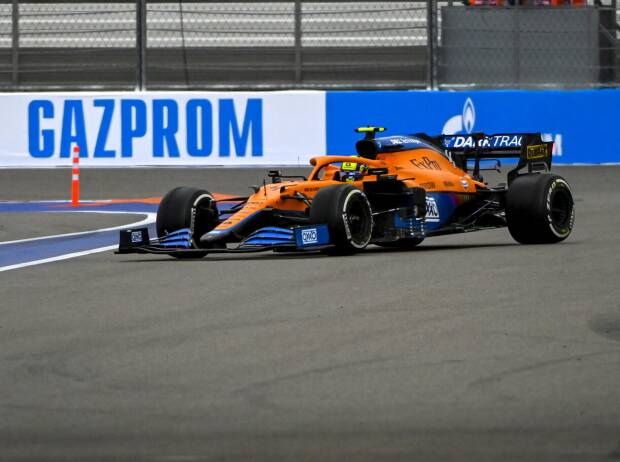 Lando Norris im McLaren MCL35M in Sotschi nach dem Überfahren der Linie an der Boxeneinfahrt, was zu einer Verwarnung führte Lando Norris im McLaren MCL35M in Sotschi nach dem Überfahren der Linie an der Boxeneinfahrt, was zu einer Verwarnung führte