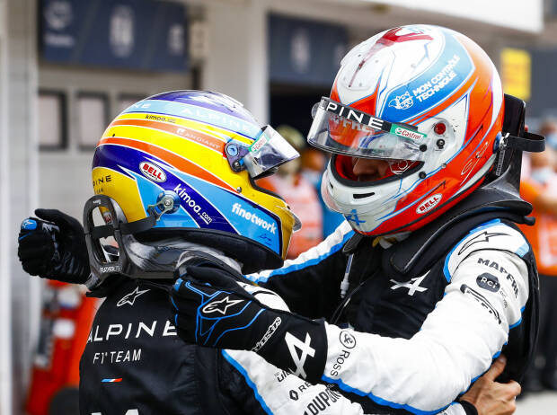 Fernando Alonso und Esteban Ocon jubeln über den ersten Sieg von Alpine in der Formel 1 beim Grand Prix von Ungarn auf dem Hungaroring in Budapest 2021 Fernando Alonso und Esteban Ocon jubeln über den ersten Sieg von Alpine in der Formel 1 beim Grand Prix von Ungarn auf dem Hungaroring in Budapest 2021