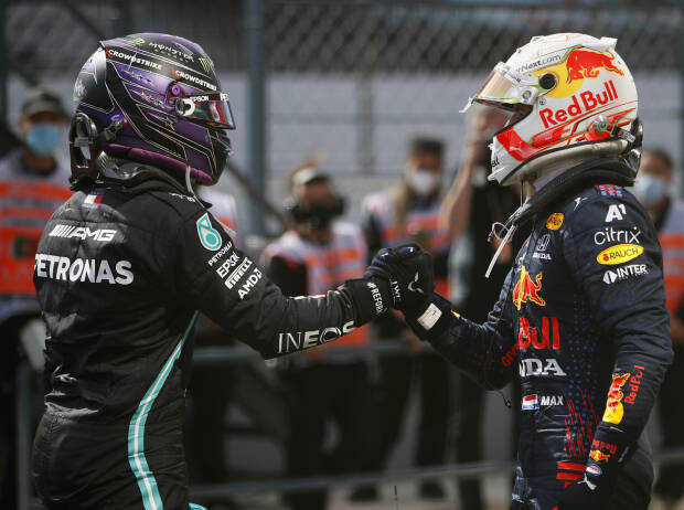 Lewis Hamilton (Mercedes) und Max Verstappen (Red Bull) reichen sich nach dem Formel-1-Rennen von Portugal 2021 die Hand