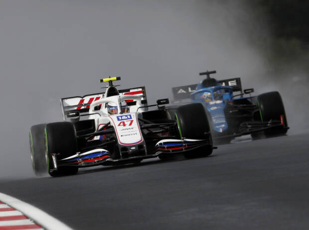 Mick Schumacher (Haas VF-21) vor Fernando Alonso (Alpine A521) vor dem Formel-1-Rennen der Türkei 2021