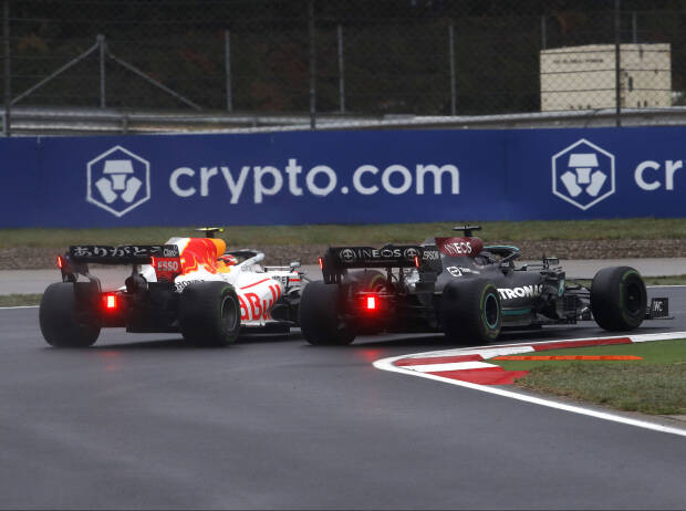 Lewis Hamilton (Mercedes W12) und Sergio Perez (Red Bull RB16B) kämpfen beim Formel-1-Rennen in Istanbul 2021 Lewis Hamilton (Mercedes W12) und Sergio Perez (Red Bull RB16B) kämpfen beim Formel-1-Rennen in Istanbul 2021