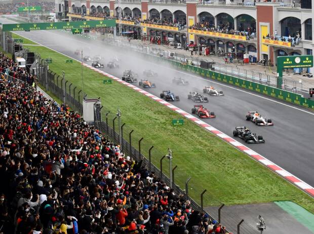 Start zum Formel-1-Rennen in Istanbul in der Türkei 2021 auf nasser Strecke Start zum Formel-1-Rennen in Istanbul in der Türkei 2021 auf nasser Strecke