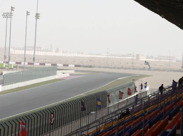 Zielgerade mit Boxengassen-Einfahrt auf dem Losail Circuit bei Doha in Katar 2009 Zielgerade mit Boxengassen-Einfahrt auf dem Losail Circuit bei Doha in Katar 2009