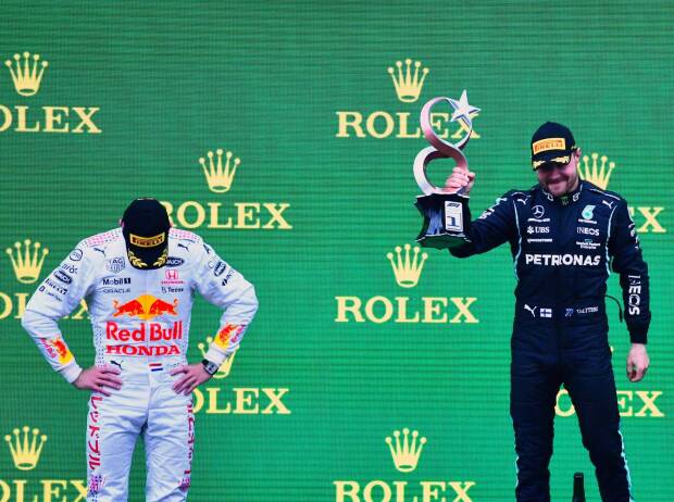 Max Verstappen und Valtteri Bottas auf dem Podium nach dem Formel-1-Rennen in Istanbul 2021 Max Verstappen und Valtteri Bottas auf dem Podium nach dem Formel-1-Rennen in Istanbul 2021