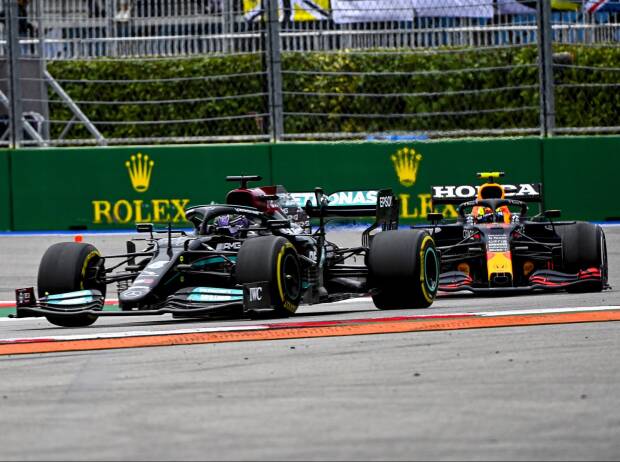 Lewis Hamilton (Mercedes) und Sergio Perez (Red Bull) im Zweikampf bei einem Formel-1-Rennen