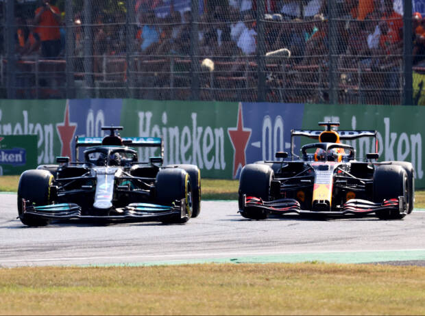 Lewis Hamilton (Mercedes W12) und Max Verstappen (Red Bull RB16B) kurz vor ihrer Kollision beim Formel-1-Rennen in Monza 2021