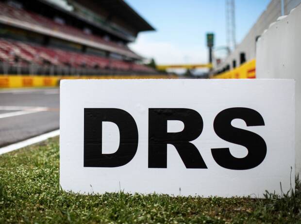 DRS-Schild: Hinweistafel für die Verwendung des Drag-Reducation-Systems in der Formel 1 DRS-Schild: Hinweistafel für die Verwendung des Drag-Reducation-Systems in der Formel 1