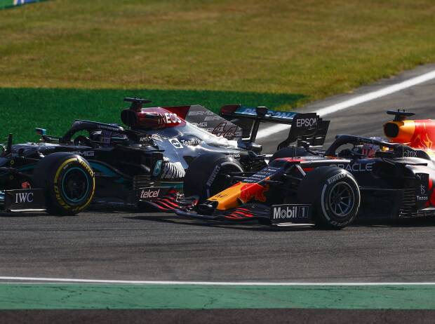 Lewis Hamilton im Mercedes W12 und Max Verstappen im Red Bull RB16B beim Italien-Grand-Prix der Formel 1 2021 in Monza im Zweikampf