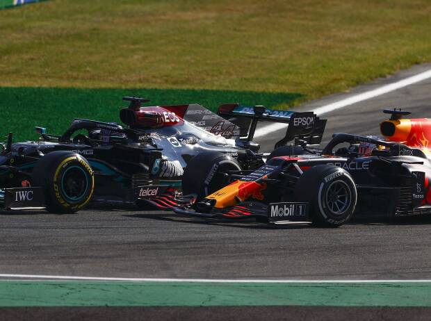 Lewis Hamilton im Mercedes W12 und Max Verstappen im Red Bull RB16B beim Italien-Grand-Prix der Formel 1 2021 in Monza im Zweikampf Lewis Hamilton im Mercedes W12 und Max Verstappen im Red Bull RB16B beim Italien-Grand-Prix der Formel 1 2021 in Monza im Zweikampf