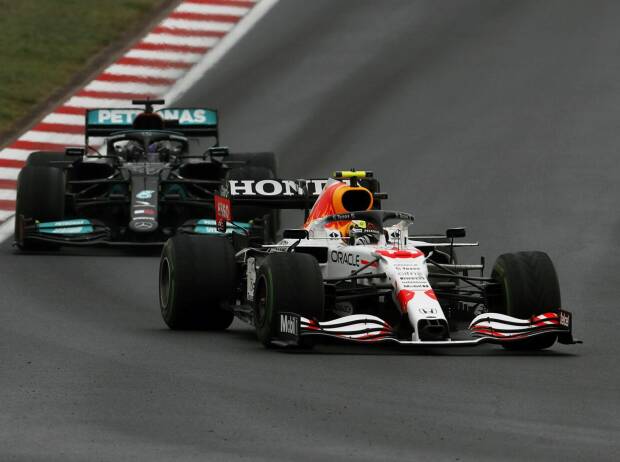 Sergio Perez im Red Bull vor Lewis Hamilton im Mercedes beim Rennen in der Türkei 2021 in Istanbul im direkten Zweikampf Sergio Perez im Red Bull vor Lewis Hamilton im Mercedes beim Rennen in der Türkei 2021 in Istanbul im direkten Zweikampf