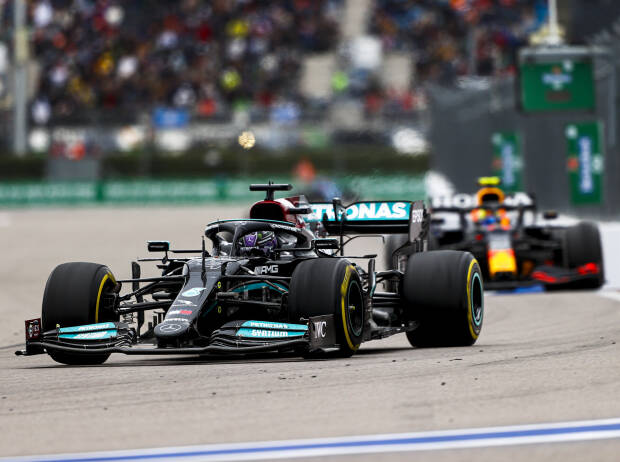 Lewis Hamilton (Mercedes W12) vor Sergio Perez (Red Bull RB16B) beim Formel-1-Rennen von Russland in Sotschi 2021 Lewis Hamilton (Mercedes W12) vor Sergio Perez (Red Bull RB16B) beim Formel-1-Rennen von Russland in Sotschi 2021