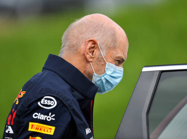 Adrian Newey steigt gerade in sein Auto ein Adrian Newey steigt gerade in sein Auto ein