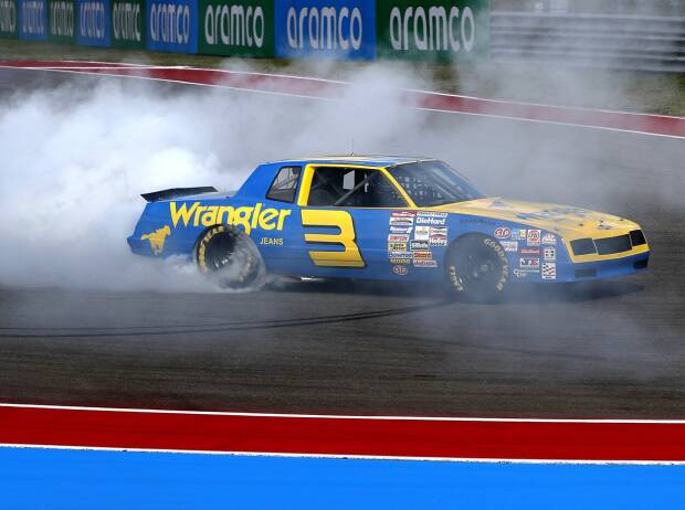Daniel Ricciardo im NASCAR-Auto von Dale Earnhardt von 1984 in Austin Daniel Ricciardo im NASCAR-Auto von Dale Earnhardt von 1984 in Austin