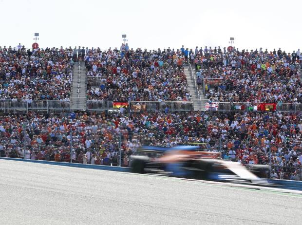 Lando Norris vor vollen Tribünen beim USA-Grand-Prix 2021 in Austin Lando Norris vor vollen Tribünen beim USA-Grand-Prix 2021 in Austin