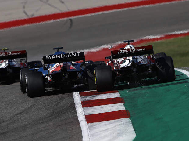 Fernando Alonso (Alpine) und Kimi Räikkönen (Alfa Romeo) kämpfen beim Formel-1-Rennen in Austin 2021