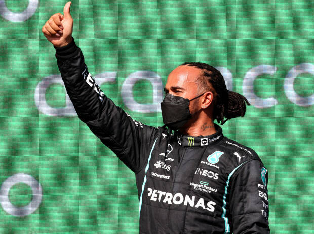 Lewis Hamilton (Mercedes) auf dem Podium beim Formel-1-Rennen in Austin 2021