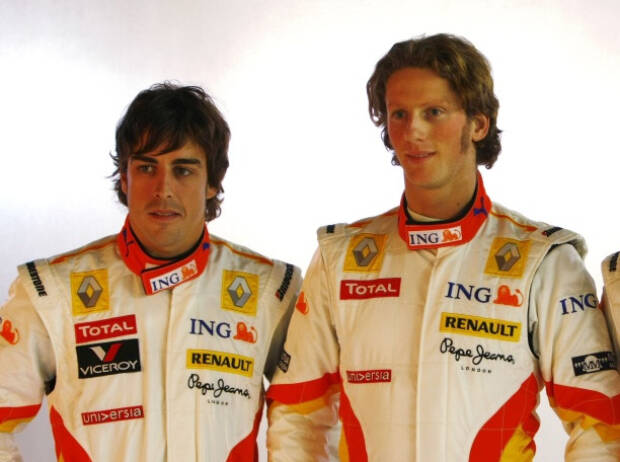 Fernando Alonso und Romain Grosjean (Renault) beim Teamshooting 2009