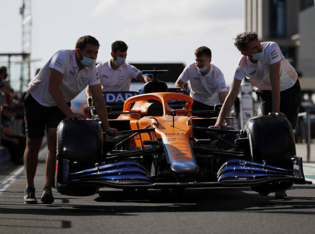 Mechaniker mit dem Auto von Daniel Ricciardo in Istanbul 2021