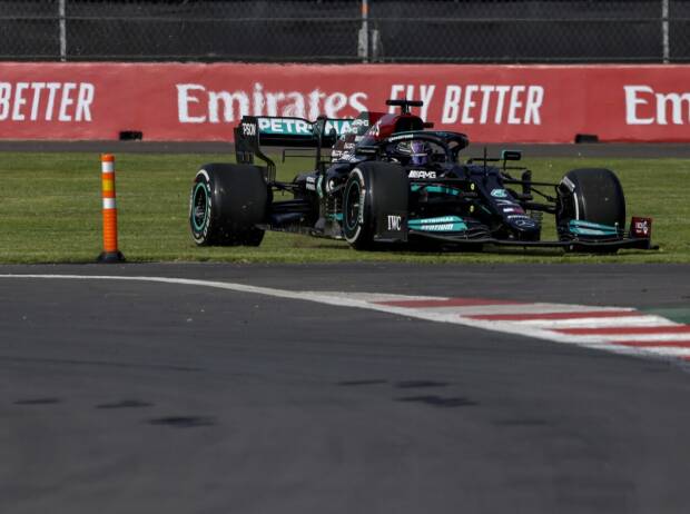 Lewis Hamilton mit seinem Mercedes W12 im Freitagstraining der Formel 1 2021 in Mexiko abseits der Fahrbahn in der Auslaufzone von Kurve 1 Lewis Hamilton mit seinem Mercedes W12 im Freitagstraining der Formel 1 2021 in Mexiko abseits der Fahrbahn in der Auslaufzone von Kurve 1
