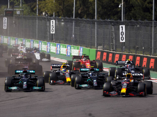Start zum Grand Prix von Mexiko 2021: Max Verstappen bremst außen am spätesten und geht an beiden Mercedes-Fahrern vorbei