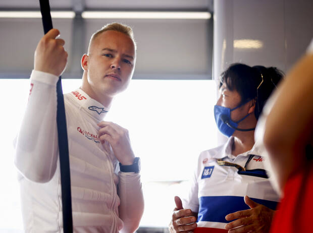 Nikita Masepin (Haas) im Gespräch mit Renningenieur Ayao Komatsu Nikita Masepin (Haas) im Gespräch mit Renningenieur Ayao Komatsu