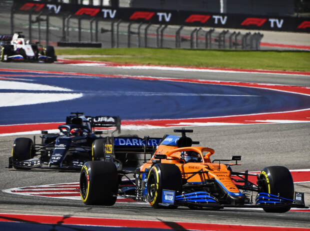 Daniel Ricciardo (McLaren MCL35M) vor Yuki Tsunoda (AlphaTauri AT02) beim Formel-1-Rennen in Austin 2021