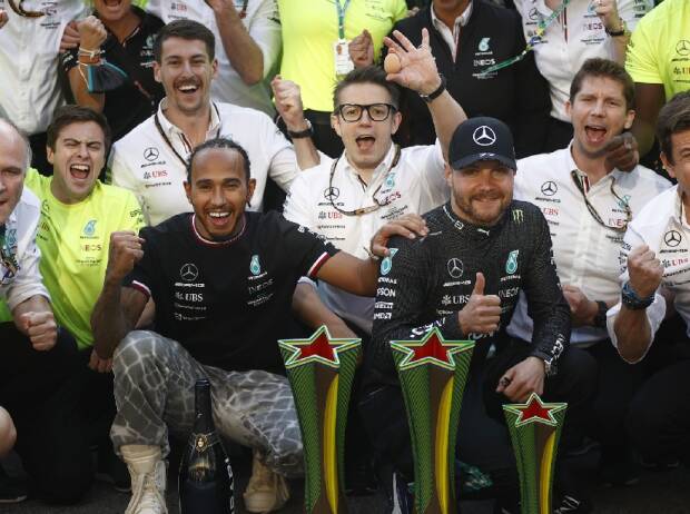 Lewis Hamilton und Valtteri Bottas bejubeln den Formel-1-Erfolg in Brasilien mit Mercedes Lewis Hamilton und Valtteri Bottas bejubeln den Formel-1-Erfolg in Brasilien mit Mercedes