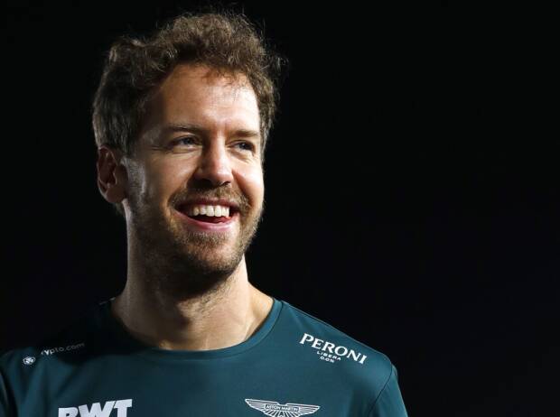 Sebastian Vettel lacht beim Trackwalk vor dem Formel-1-Rennen 2021 in Katar Sebastian Vettel lacht beim Trackwalk vor dem Formel-1-Rennen 2021 in Katar