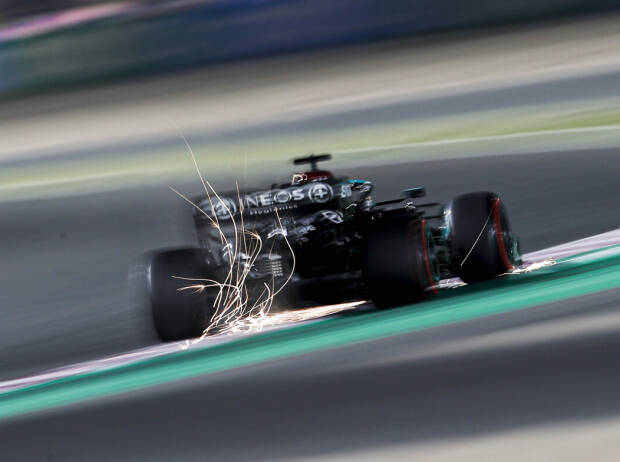 Lewis Hamilton (Mercedes W12) im Training zum Formel-1-Rennen in Katar