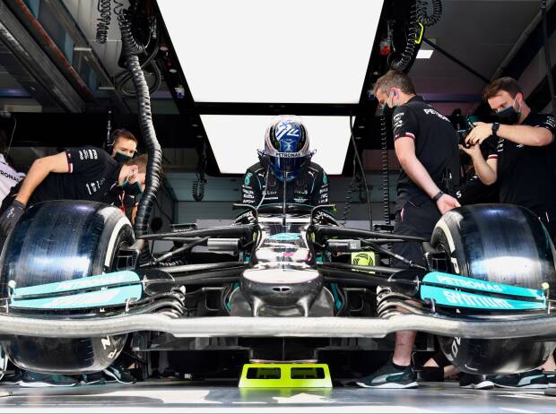 Valtteri Bottas im Mercedes W12 und Mercedes-Mechaniker in der Box in Katar 2021 Valtteri Bottas im Mercedes W12 und Mercedes-Mechaniker in der Box in Katar 2021
