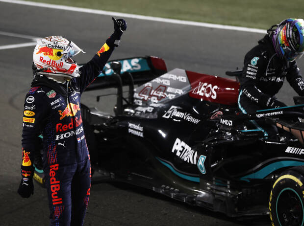 Max Verstappen und Lewis Hamilton nach dem Formel-1-Rennen in Katar 2021