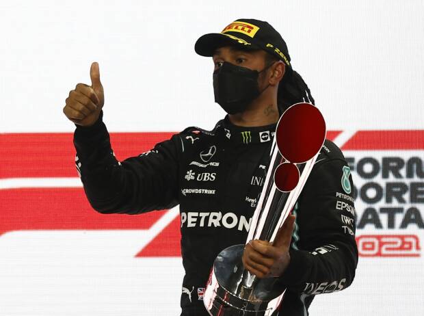 Lewis Hamilton mit dem Siegerpokal auf dem Podium des Katar-Grand-Prix 2021 in Losail Lewis Hamilton mit dem Siegerpokal auf dem Podium des Katar-Grand-Prix 2021 in Losail