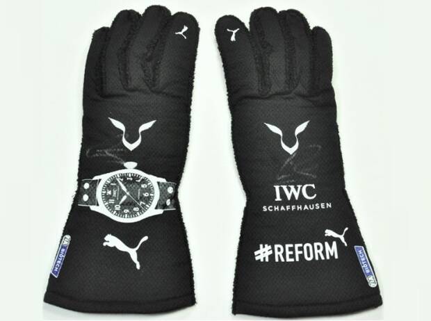 Foto zur News: Für guten Zweck: Lewis Hamilton versteigert signierte WM-Handschuhe