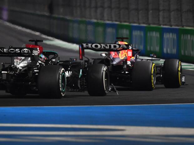 Max Verstappen im Red Bull RB16B vor Lewis Hamilton im Mercedes W12 beim F1-Rennen 2021 in Saudi-Arabien