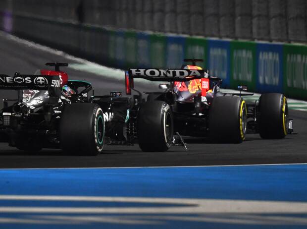 Max Verstappen im Red Bull RB16B vor Lewis Hamilton im Mercedes W12 beim F1-Rennen 2021 in Saudi-Arabien Max Verstappen im Red Bull RB16B vor Lewis Hamilton im Mercedes W12 beim F1-Rennen 2021 in Saudi-Arabien