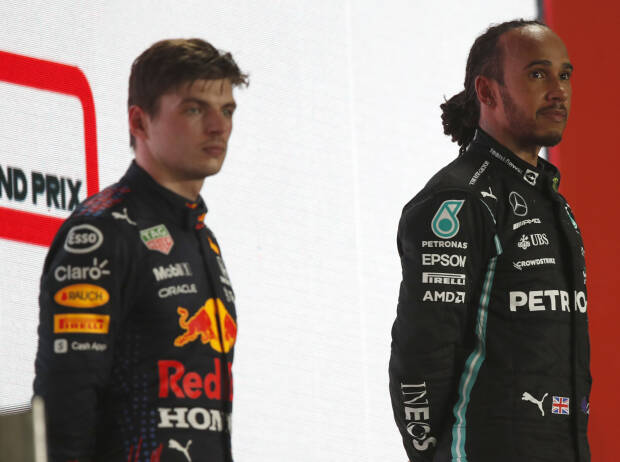 Max Verstappen (Red Bull) und Lewis Hamilton (Mercedes) auf dem Podium zum Formel-1-Rennen in Katar