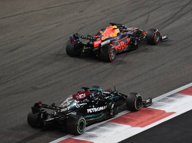 Max Verstappen und Lewis Hamilton im Zweikampf beim Formel-1-Finale 2021 in Abu Dhabi Max Verstappen und Lewis Hamilton im Zweikampf beim Formel-1-Finale 2021 in Abu Dhabi