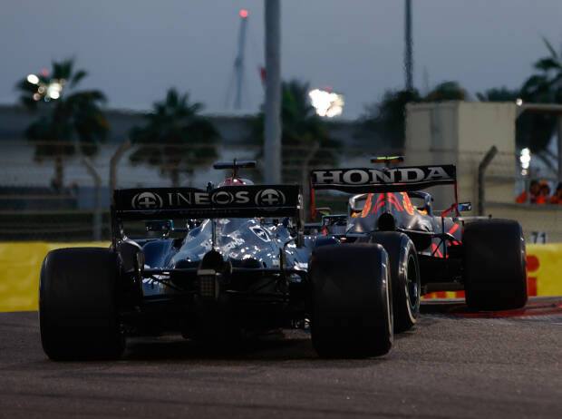 Max Verstappen (Red Bull) vor Lewis Hamilton (Mercedes) beim Formel-1-Rennen in Abu Dhabi 2021 Max Verstappen (Red Bull) vor Lewis Hamilton (Mercedes) beim Formel-1-Rennen in Abu Dhabi 2021