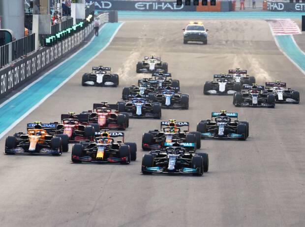 Der Start zum Formel-1-Finale 2021 in Abu Dhabi mit Max Verstappen und Lewis Hamilton ganz vorne